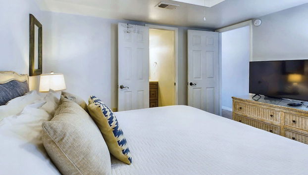 Chic Beachfront Escape: Dreamy View, Balcony, Pool - Foto 2, Habitación