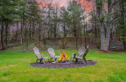 Charcoal Chalet by Avantstay A+ Design w/ Firepit - Foto 57