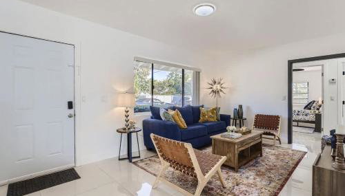 Ridgeway Villa - Revel in Sunlit Living with Backyard Gazebo & Pool - Foto 5