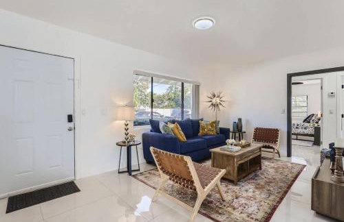 Ridgeway Villa - Revel in Sunlit Living with Backyard Gazebo & Pool - Foto 5