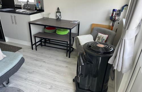 Beachy Vibes and Chill Times 2 bed chalet in Leysdown - Foto 4