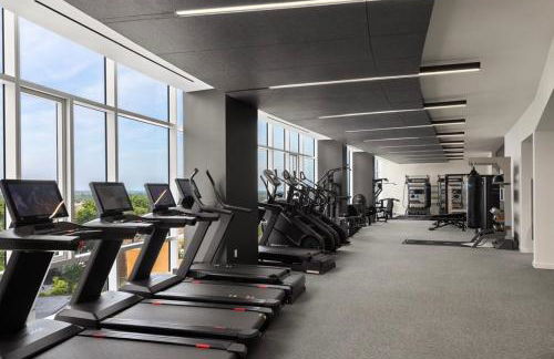 Luxury 1BR w Stunning Floor-to-Ceiling Water Views - Foto 33