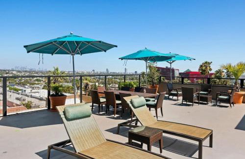 Skyline Escape 1-Bedroom with Balcony and Roof-Top Pool - Foto 24