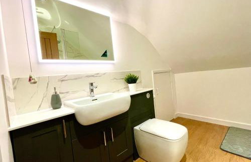 Private, Couples Forest Escape - Free Parking - Stunning & Stylish 1 Bedroom Coach house! - 5 Minute Walk to a great bistro pub! - Great Location - Fast WiFi - Smart TV - Newly Refurbished! Direct New Forest access Close to Burley - Photo 11