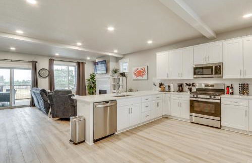 Columbia River Views Spacious Hammond Getaway! - Photo 10