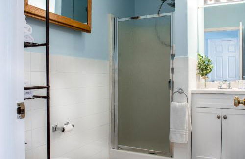 Cozy condo with yard and patio. Long-stay discount available - Foto 11