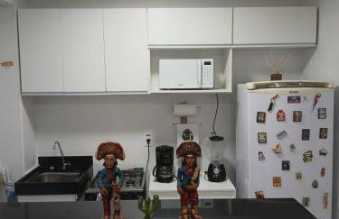 FLAT ACONCHEGANTE poucos min da praia - Foto 4