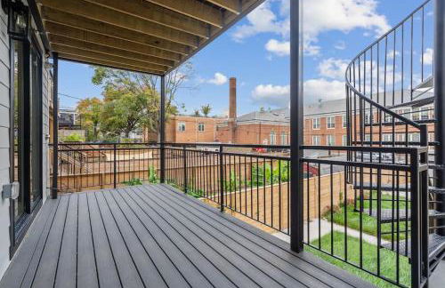 Capitol View 2 DC Townhouse Condo with Private Backyard and Garage Parking - Foto 32
