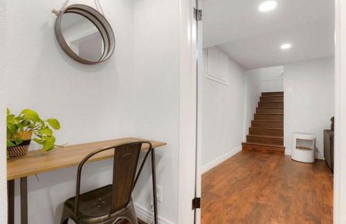 One of a Kind Home with HOT TUB Pool Table and Fire Pit 4 Miles to DT - Foto 23