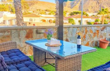 The perfect place to relax Bedroom with hot tub, beautiful tropical garden area. Bbq and big open spaces through all the house.It is located in a quiet place, but still 5 min away from the touristic Puerto Rico and walking distance from the beach - Foto 9