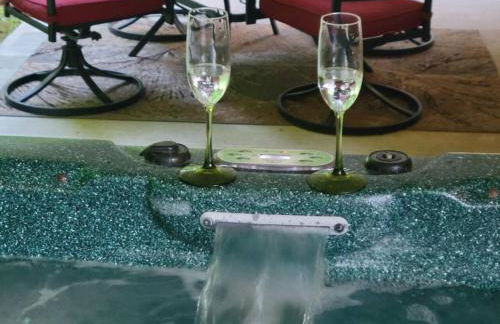 Carries Cottage- Hot Tub, Firepit, Covered Deck - Foto 35