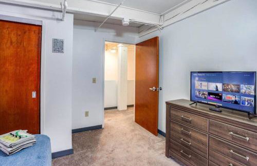 Centric Modern Loft w/ King Beds & Smart GameTable - Foto 6