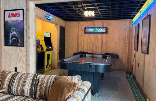 Retro Retreat with Hot Tub, Sauna & Arcade - Foto 4
