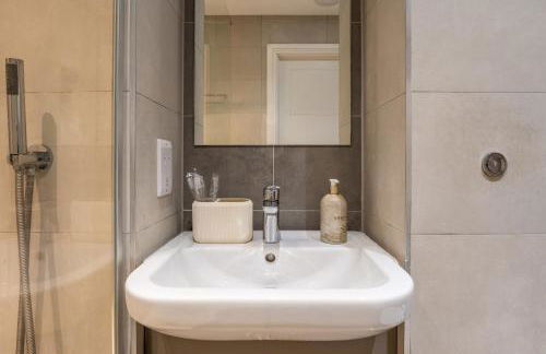 FREE fast Wi-Fi, Netflix & Large Lounge & Balcony! - Foto 10