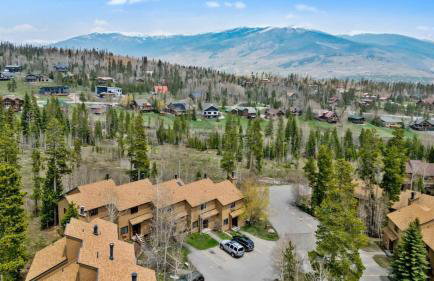 Cozy 2BR with Great Views Near Trails - Photo 22