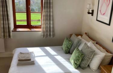 Peaceful Open-Plan Cottage With A View - Photo 4