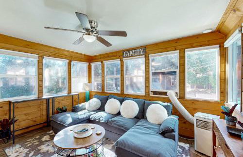 Relaxing Retreat with Deck, 1 Mi to Lake Arrowhead! - Foto 1