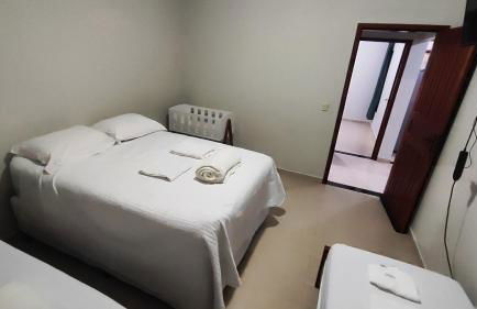 Casa tem 2 quartos com ar condicionado, garagem, aumenta geralmente é mais 50 por cento o valor - Foto 13