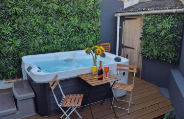 JUNGLE HOT TUB, games room, near eateries, micro brewery, pubs, beauty salons and boutique shops, Argyle, free Netflix, in the heart of Plymouth - Dogs welcome - Hosted by Absolute Accommodation Plymouth - Foto 66