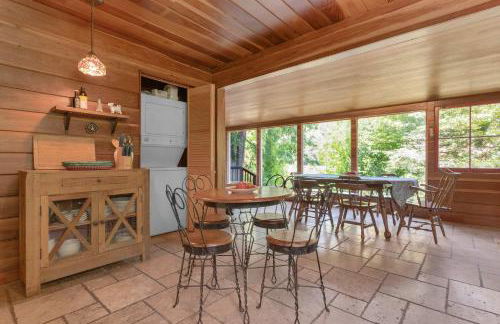 Cozy Riverfront Cabin Just Steps to the Russian River with Beach Access & Wood Stove - Foto 25