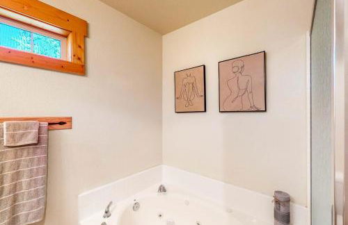 Gateway to Crater Lake! Resort Retreat with Pool - Foto 19