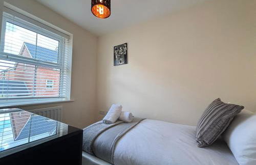 4BR Home - Gym - 3BA - Free Parking - En-suite - Near LGW Airport - Foto 6