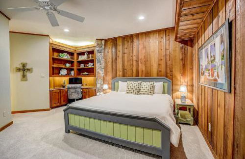 Stunning Lakefront Home with 2 Patios, Chef's Kitchen, & Lake Access - Foto 15