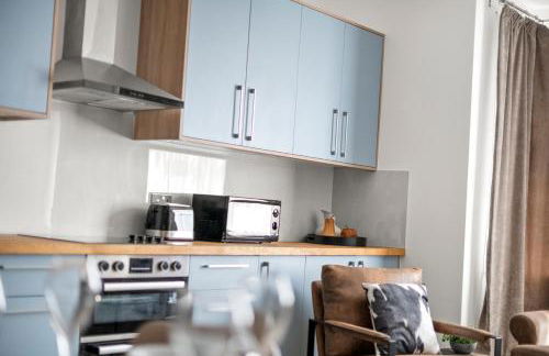 Stylish Flat I Sleeps 6 I With Parking - Photo 10