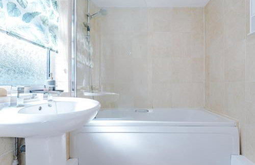 NEW! Spacious 3-Bed Home in Newcastle-under-Lyme by 53 Degrees Property, Ideal for Business, FREE Parking! - Foto 34