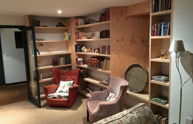 Large Boutique Holiday House With hot tub Near Bath - Photo 17