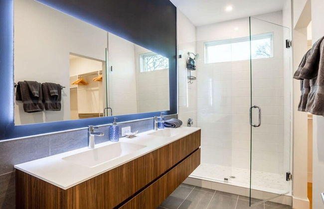 Chic 4BR Pool House - Steps to South 1st Street - Foto 26