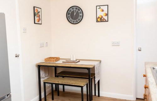 Adrian House, near Hospital, easy parking + garden - Foto 17