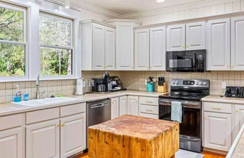 Riverfront Retreat: Sauna, Private Forest, 6 Falls - Foto 6