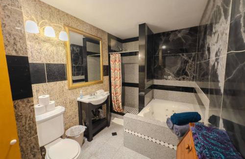 Trendy lux house near strip* Pool *hottub-Kirkland - Foto 49