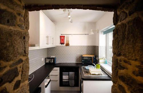 Smugglers Cottage in Penryn Nr Falmouth - Photo 3