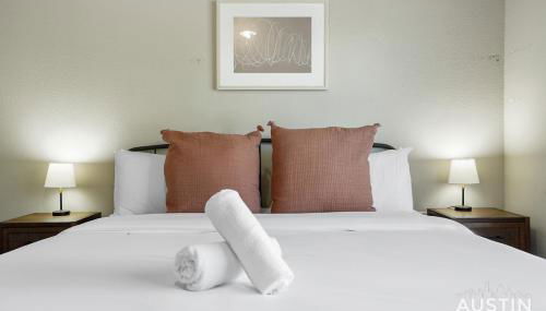 Dual Urban Oasis 8BR in Vibrant North Loop Hub - Foto 4