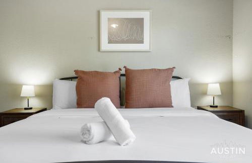 Dual Urban Oasis 8BR in Vibrant North Loop Hub - Foto 4