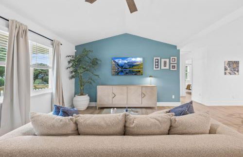 Sapphire Bloom, Boutique Lake Retreat with Hot tub - Foto 10