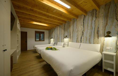 Piscina climatizada y cubierta 365 dias en Casa Rural con Encanto El Puentuco una de las casas mas valoradas de Cantabria - Foto 19