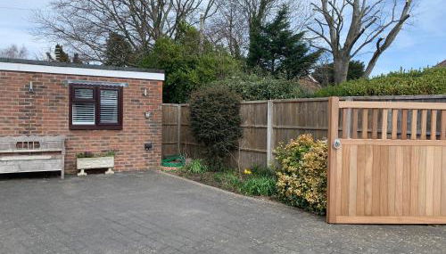 Self contained annex with bedroom bathroom sitting room and kitchenette - Foto 3