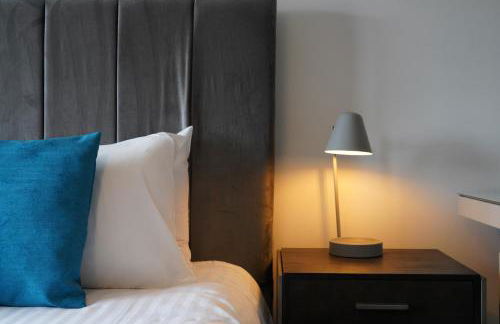 Rare find - new build 3 bedroom house near Cheshire Oaks - Photo 7