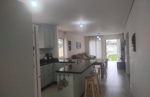 casa 700m da praia, ideal para família, 3 quartos , piscina, ar condicionado, churrasqueira, wi fi, estacionamento, até 10 pessoas, - Foto 17