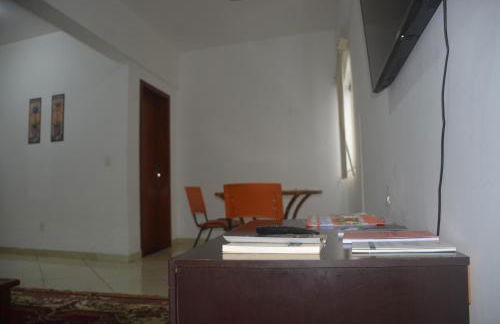 Dois quartos Cozinha completa Wi Fi Self check in com senha Central e perto de tudo a 4,4Km da Rodoviária e 15,4 km do Aeroporto Apartamentos 102 e 302 - Foto 18