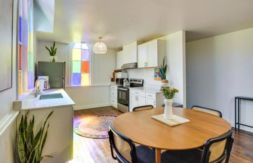 Newry Retreat in Converted Church with Shared Patio! - Foto 6