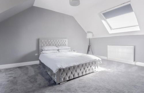 Beautiful Modern Open Plan Living With Hot Tub - Photo 3