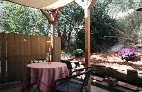 Quiet Creekside Walk to Downtown - Foto 27