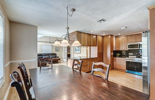 Beautifully Renovated 5 Bedroom with Guest House 5 Home by RedAwning - Foto 21