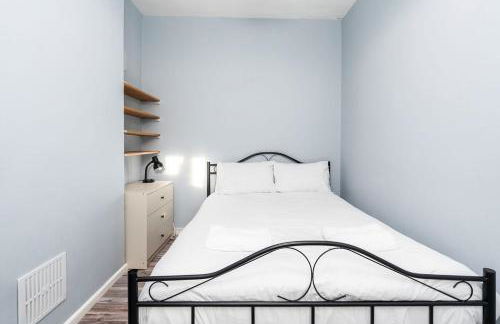 Convenient 2BR House with Great Transport Links - Photo 25