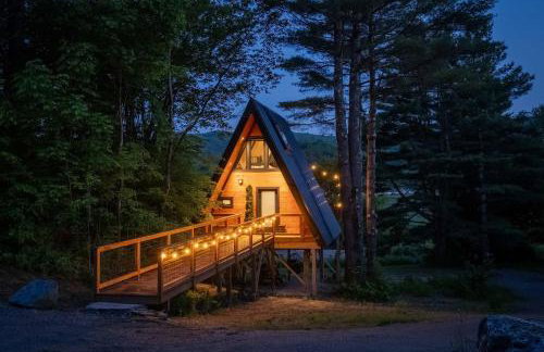 Designer A-Frame Treehouse with hot tub on river - Foto 36
