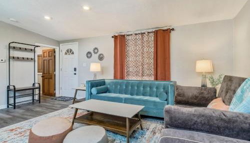 Walkable Downtown Stay with Fire Pit - Foto 5